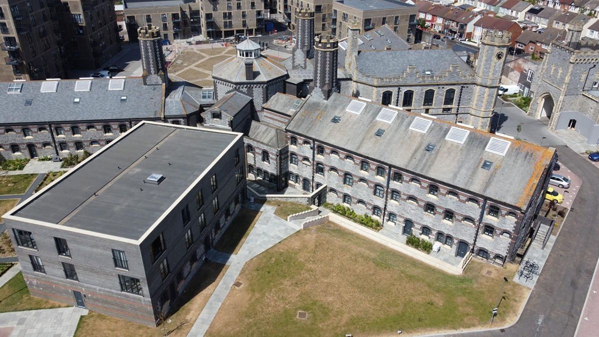 V anglickém Portsmouthu předělali vězeňské cely na celkem luxusní bydlení